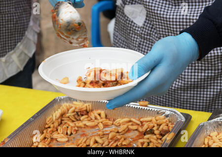 Cibo per i poveri per alimentare il hungries, concetto di donazione di cibo, distribuzione di pasta italiana al needies, aiutare le persone Foto Stock