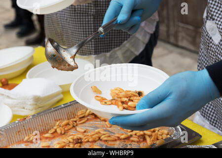 Cibo per i poveri per alimentare il hungries, concetto di donazione di cibo, distribuzione di pasta italiana al needies, aiutare le persone Foto Stock