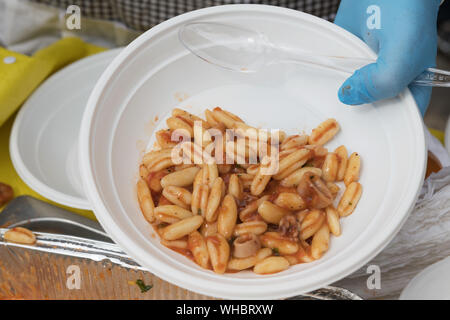 Cibo per i poveri per alimentare il hungries, concetto di donazione di cibo, distribuzione di pasta italiana al needies, aiutare le persone Foto Stock