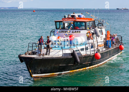 Liberty Lass dando gite in barca durante il Bournemouth Air Festival, Bournemouth Dorset Regno Unito nel mese di agosto Foto Stock