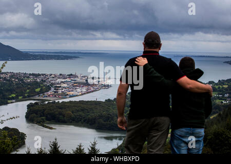 Stretto punto acqua e Warrenpoint Porto visto dal punto di vista di Flagstaff sulle colline al di fuori di Newry dove il fiume Newry fluisce fuori a Carlingford Lough, il Regno Unito e la Repubblica di Irlanda condividono un confine attraverso il Lough. Foto Stock