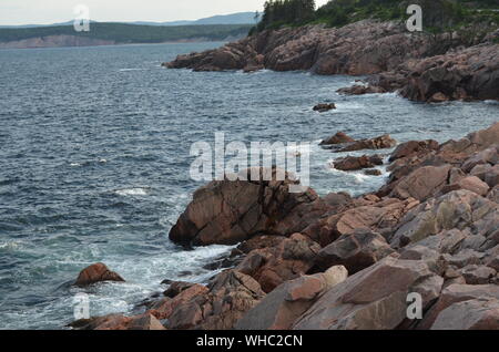 Summertime in Nova Scotia: Cape Breton Island costa rocciosa vicino Ingonish Foto Stock