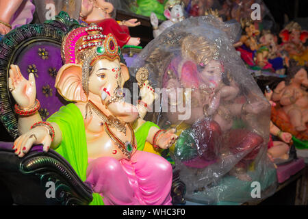 Signore Ganesh idolo preparazione per il festival in India Foto Stock