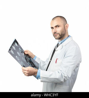 Ritratto di un giovane medico guardando un esame xray isolato su bianco. La salute e il benessere degli animali concept Foto Stock