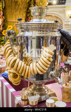 Russo samovar tè con un mazzetto di bagel, verticale Foto Stock