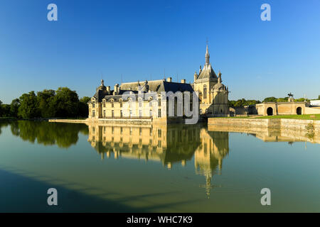 Chateau de Chantilly si riflette nel suo lago ancora. Foto Stock