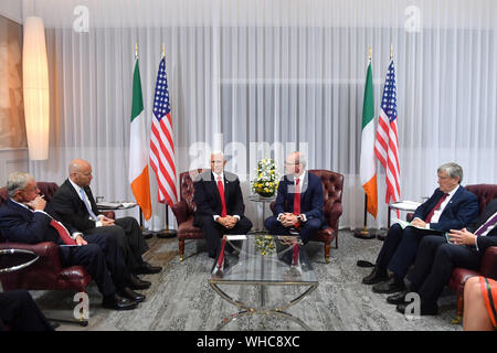 Il ministro degli affari esteri Simon COVENEY (centro destra) in occasione di un incontro con il Vice Presidente USA Mike Pence dopo arrivò all'aeroporto di Shannon per l'inizio di una visita ufficiale in Irlanda. Foto Stock