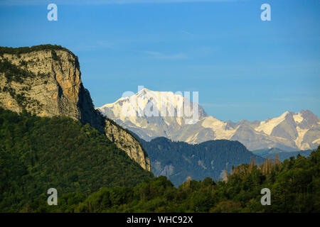 Mont Blanc mountain range visto attraverso una lacuna nelle Alpi. Foto Stock