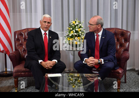 Il ministro degli affari esteri Simon COVENEY (destra) in occasione di un incontro con il Vice Presidente USA Mike Pence dopo arrivò all'aeroporto di Shannon per l'inizio di una visita ufficiale in Irlanda. Foto Stock