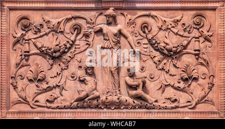 Dettaglio della terra cotta sulla Germania Club edificio nella città vecchia Foto Stock