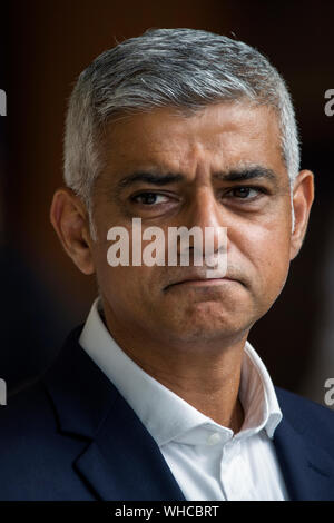 Sadiq Khan, sindaco di Londra partecipa a una conferenza stampa che riassume la sua visita di due giorni in Varsavia. Foto Stock