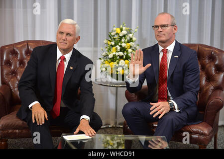 Il ministro degli affari esteri Simon COVENEY (destra) in occasione di un incontro con il Vice Presidente USA Mike Pence dopo arrivò all'aeroporto di Shannon per l'inizio di una visita ufficiale in Irlanda. Foto Stock