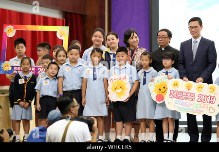 (190902) -- HONG KONG, Sett. 2, 2019 (Xinhua) -- i bambini partecipano a un evento che segna il nuovo semestre al Yaumati Scuola elementare cattolica nel sud della Cina di Hong Kong, Sett. 2, 2019. (Xinhua/Li pista) Foto Stock