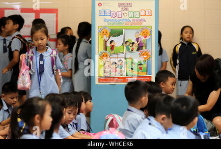 (190902) -- HONG KONG, Sett. 2, 2019 (Xinhua) -- i bambini partecipano a un evento che segna il nuovo semestre al Yaumati Scuola elementare cattolica nel sud della Cina di Hong Kong, Sett. 2, 2019. (Xinhua/Li pista) Foto Stock