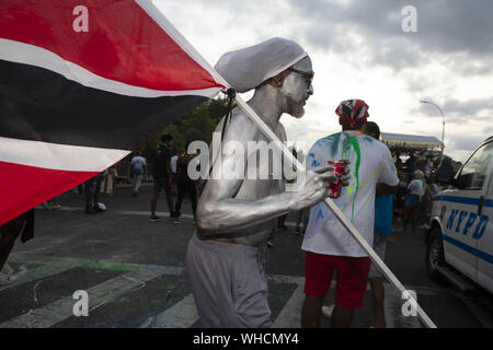 Brooklyn, New York, Stati Uniti d'America. 2 Sep, 2019. Reveler RICHARD ROBERTS gode del 52 annuale di J'ouvert Festival di Brooklyn, New York. Il West Indian Day Parade celebra la cultura delle Indie Occidentali e il New York parata iniziato in Harlem negli anni quaranta. Credito: Brian ramo Prezzo/ZUMA filo/Alamy Live News Foto Stock