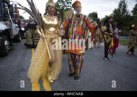 Brooklyn, New York, Stati Uniti d'America. 2 Sep, 2019. I festaioli di Roy Pierre Band godetevi il 52 annuale di J'ouvert Festival su Flatbush Avenue a Brooklyn, New York. Il West Indian Day Parade celebra la cultura delle Indie Occidentali e il New York parata iniziato in Harlem negli anni quaranta. Credito: Brian ramo Prezzo/ZUMA filo/Alamy Live News Foto Stock