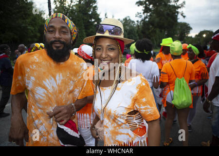 Brooklyn, New York, Stati Uniti d'America. 2 Sep, 2019. J'OUVERT FESTIVAL di festeggianti celebra la J'ouvert a Brooklyn, New York. Il West Indian Day Parade celebra la cultura delle Indie Occidentali e il New York parata iniziato in Harlem negli anni quaranta. Credito: Brian ramo Prezzo/ZUMA filo/Alamy Live News Foto Stock