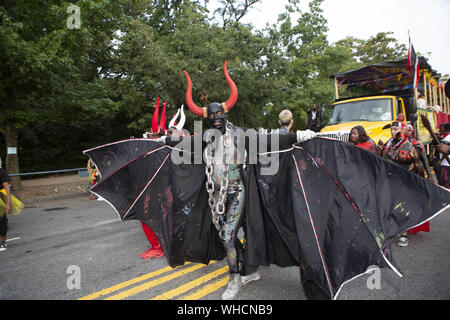 Brooklyn, New York, Stati Uniti d'America. 2 Sep, 2019. Re Reveler Jab Jab gode del 52 annuale di J'ouvert Festival di Brooklyn, New York. Il West Indian Day Parade celebra la cultura delle Indie Occidentali e il New York parata iniziato in Harlem negli anni quaranta. Credito: Brian ramo Prezzo/ZUMA filo/Alamy Live News Foto Stock