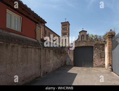 Sant'Anselmo all'Aventino su Piazza dei Cavalieri di Malta, Roma, Italia. Badia Primaziale (Abbazia primaziale) dell'Ordine di San Benedetto Foto Stock