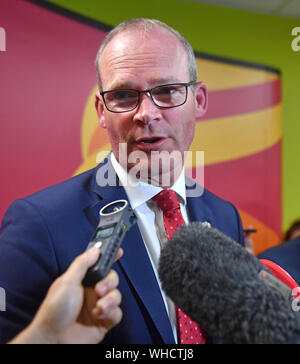 Il ministro degli affari esteri Simon COVENEY parlando all'aeroporto di Shannon dopo un incontro con il Vice Presidente USA Mike Pence. Foto Stock