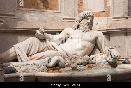 La fontana di Marforio nel cortile del Palazzo Nuovo in Roma, Italia. 1rst - II secolo D.C. Foto Stock