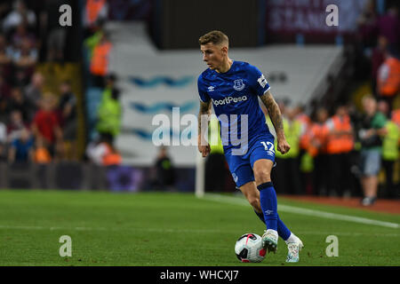 23 agosto 2019, Villa Park, Birmingham, Inghilterra ; Premier League Football, Aston Villa vs Everton ; Lucas Digne (12) di Everton con la sfera Credito: Gareth Dalley/News immagini English Football League immagini sono soggette a licenza DataCo Foto Stock