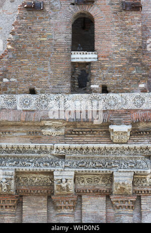 Dettagli della Casa dei Crescenzi in Roma, Italia. Costruito nel XI secolo, decorata con antichi elementi romani Foto Stock