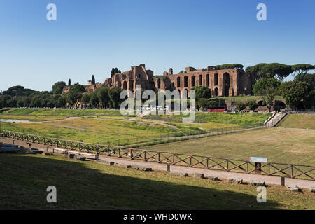 Circo Massimo (in primo piano) e le rovine di antichi palazzi romani sul colle Palatino, Roma, Italia Foto Stock