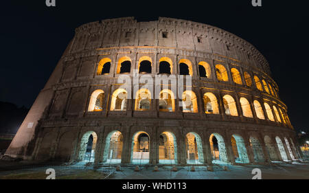 Colosseo di notte, Roma, Italia Foto Stock