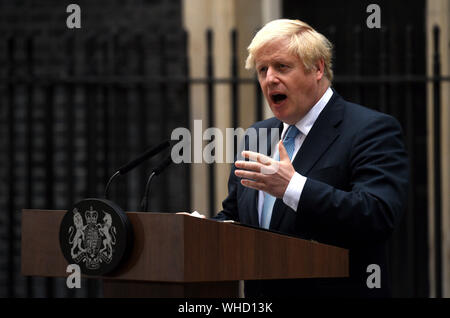 Il primo ministro Boris Johnson parlando al di fuori della sua residenza ufficiale nella zona londinese di Downing Street. Foto Stock