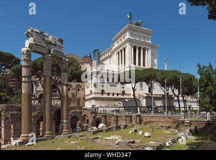 Foro di Cesare con il Tempio di Venere Genitrice e Vittorio Emanuele II monumento di Roma, Italia Foto Stock