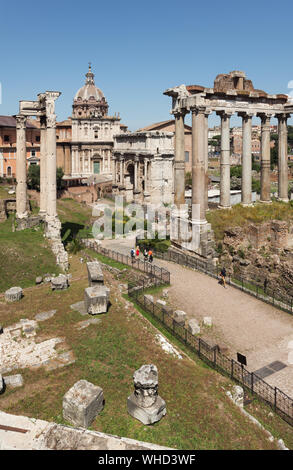 San Giuseppe dei Falegnami, Tempio di Vespasiano, Santi Luca e Martina, arco trionfale di Settimio Severo; tempio di Saturno Foto Stock