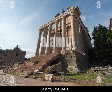 Tempio di Antonino e Faustina (141 D.C.) nel Foro Romano, Roma, Italia Foto Stock