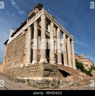 Tempio di Antonino e Faustina (141 D.C.) nel Foro Romano, Roma, Italia Foto Stock