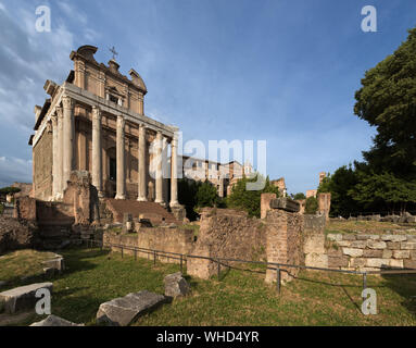 Tempio di Faustina e Antonius e Tempio di Romolo nel Foro Romano, Roma, Italia Foto Stock