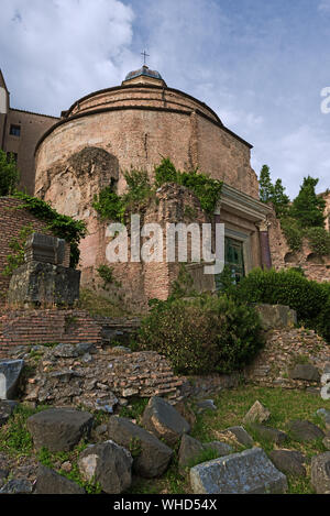 Tempio di Romolo (dal VI secolo la chiesa dei Santi Cosma e Damiano) nel Foro Romano Foto Stock