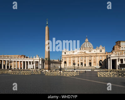Piazza San Pietro con la Basilica di San Pietro e obelisco egiziano in Vaticano Foto Stock