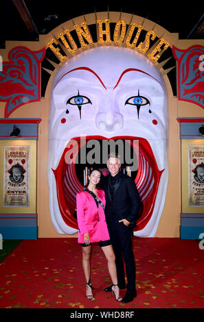 Anne-Sophie Flury e Roman Kemp frequentando il Capitolo Due Premiere europeo tenutosi a volte a Waterloo, Londra. Foto Stock