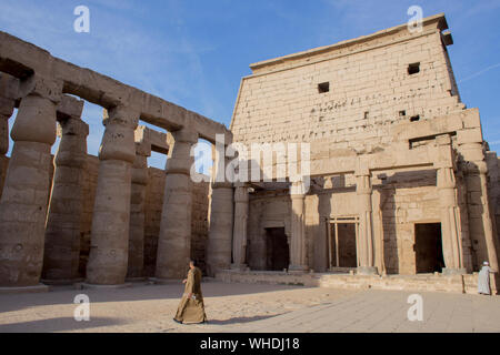 Il tempio di Luxor è collegare al tempio di Karnak. Sul lato sinistro è possibile vedere la coesistenza tra una moschea e l'antico tempio egizio Foto Stock