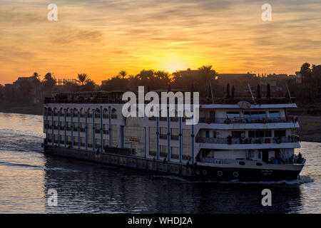 Grande crociera nel tramonto, nel fiume Nilo in Egitto tra Luxor ad Aswan. A sfondo di un villaggio egiziano Foto Stock