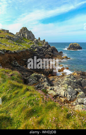 Guardando verso sassoso Porth e testata interna sulla testa di Peninnis, St. Mary's island, isole Scilly, Cornwall, Regno Unito Foto Stock