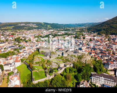 Antenna di Lourdes vista panoramica. Lourdes è una piccola città mercato che giace ai piedi dei Pirenei. Foto Stock