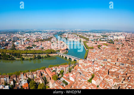 Tolosa e fiume Garonne antenna vista panoramica. Tolosa è la capitale della Haute Garonne dipartimento e regione Occitanie in Francia. Foto Stock