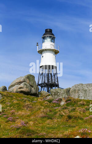 Faro Peninnis, sulla testa di Peninnis, fu costruito da Trinity House nel 1911 su St. Mary's Island nelle isole Scilly, Cornwall, Regno Unito Foto Stock