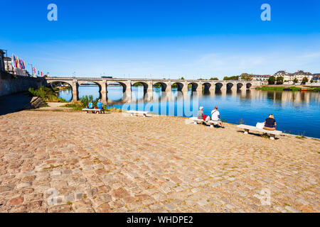 Ponte Cessart nella città di Saumur, Valle della Loira in Francia Foto Stock