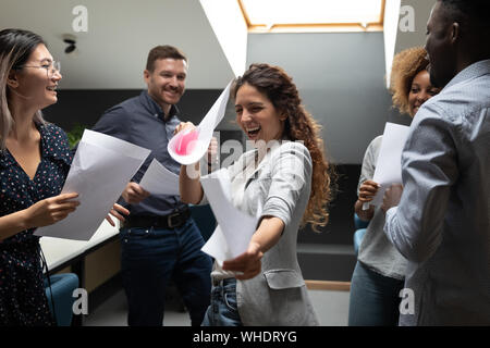 Felice femmina di successo leader e team dancing in office Foto Stock