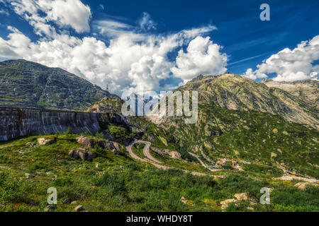 Diga vicino al Passo del Grimsel tra alpi svizzere, Svizzera Foto Stock