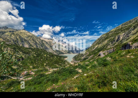 Diga vicino al Passo del Grimsel tra alpi svizzere, Svizzera Foto Stock