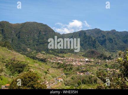 Villaggio e coltivazioni a terrazza nei dintorni di Sao Vicente. Costa Nord dell'isola di Madeira, Portogallo Foto Stock