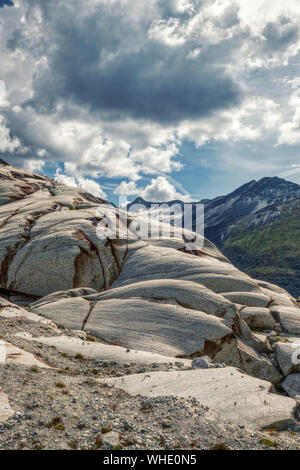 Pesanti pietre sul ghiacciaio del Rodano tra alpi svizzere, Svizzera Foto Stock